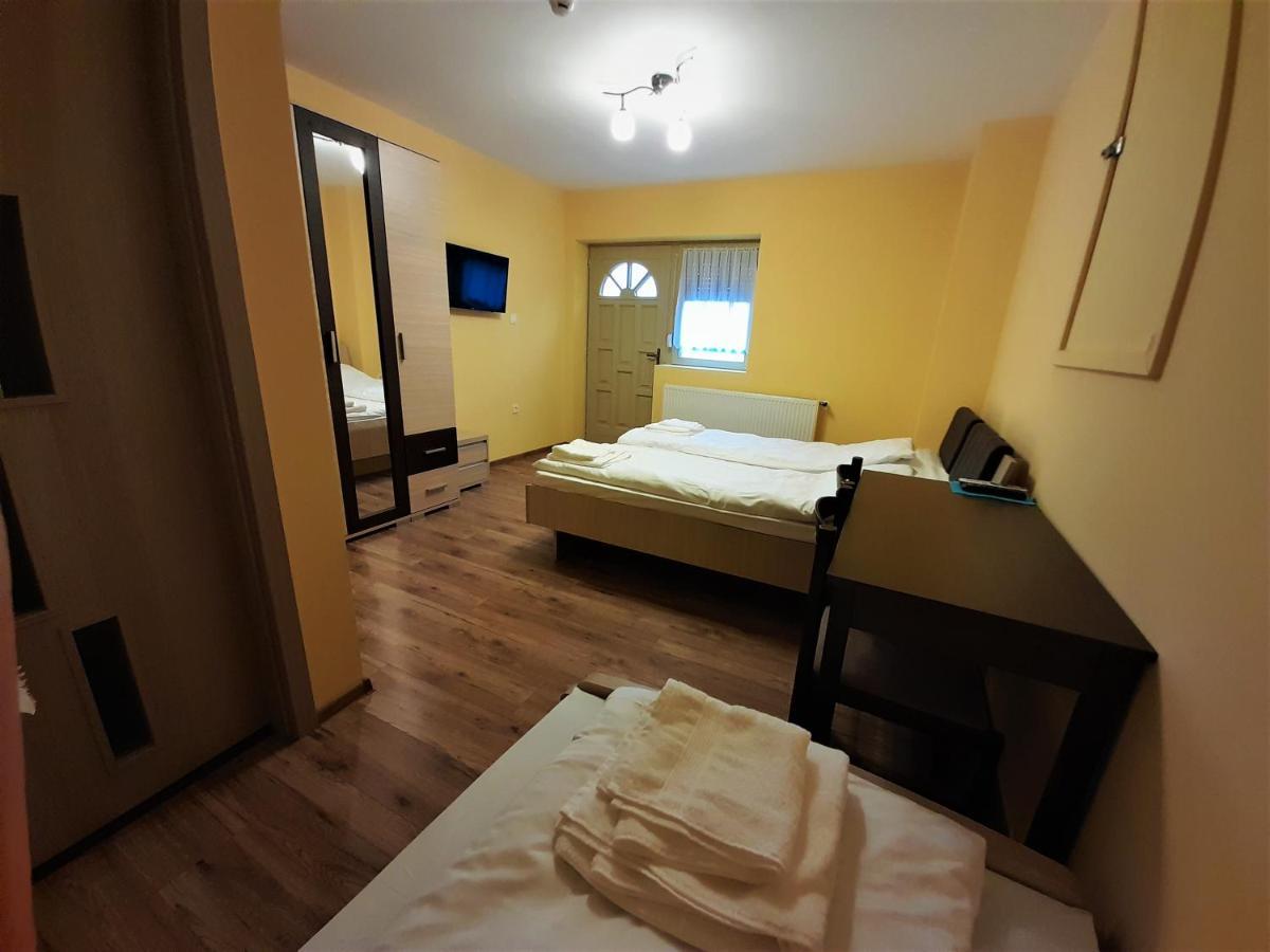 Barsony Vendeglo Es Panzio Bed & Breakfast Szecseny Exterior photo