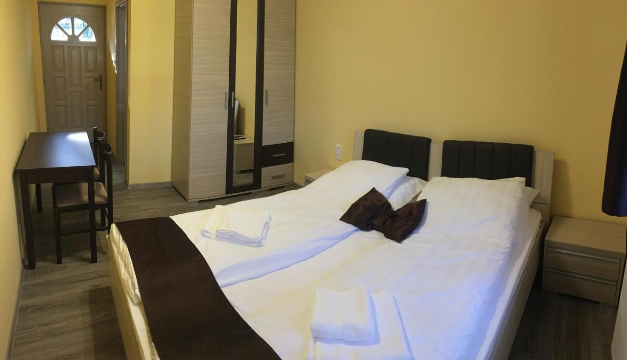 Barsony Vendeglo Es Panzio Bed & Breakfast Szecseny Exterior photo